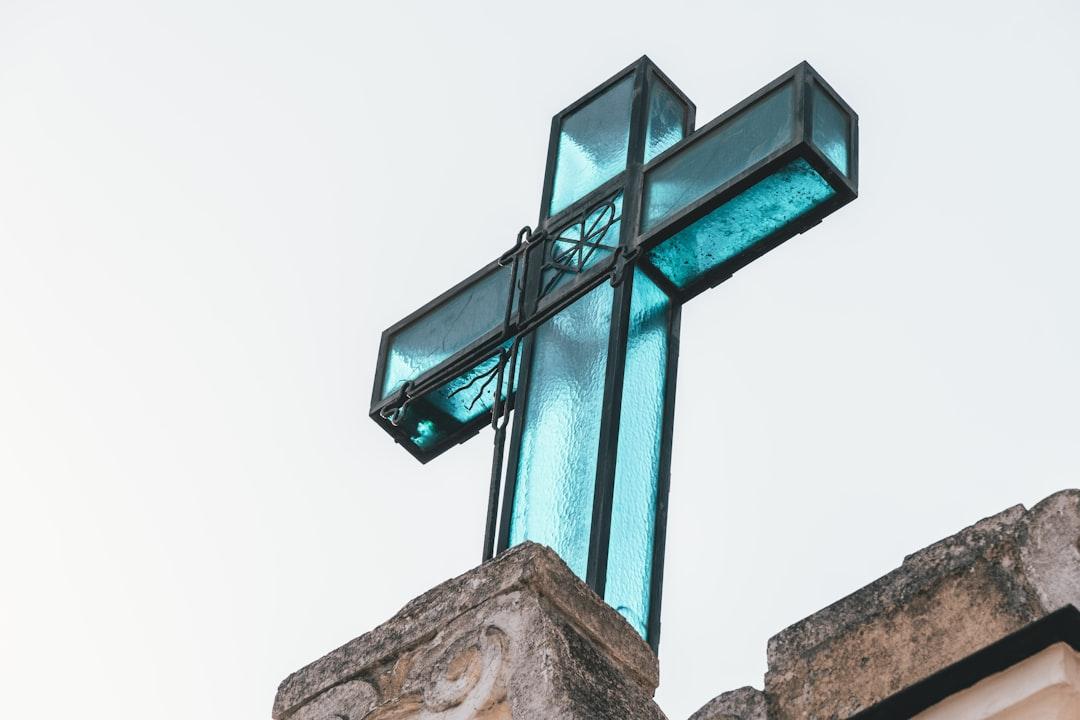 Black metal frame glass cross decor from Fulvio Ambrosanio on Unsplash UỐNG VIÊN SẮT - AXIT FOLIC NHƯ THẾ NÀO?