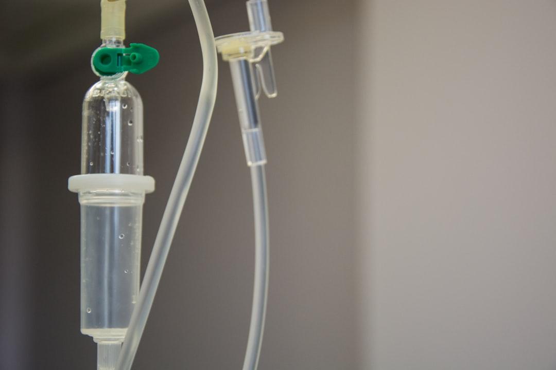 Clear medical hose from Marcelo Leal on Unsplash