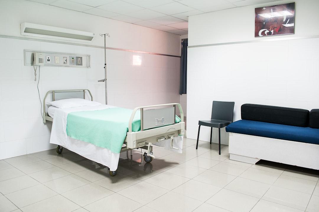 Hospital bed near couch from Martha Dominguez de Gouveia on Unsplash Tin Ảnh