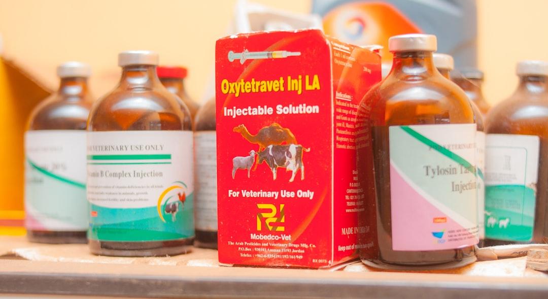 Several bottles of vitamin supplements on a shelf from Selasie Apeadu on Unsplash Đình chỉ lưu hành trên toàn quốc thuốc tiêm Heparin
