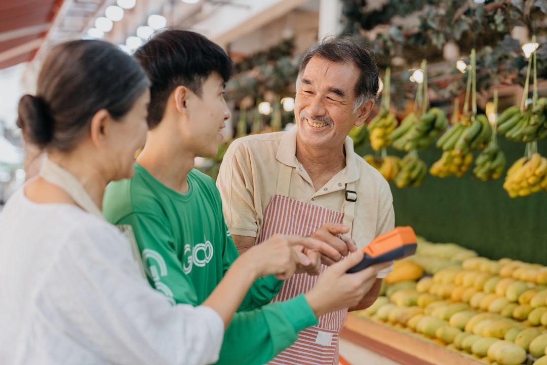 A couple of people standing in front of a fruit stand from Grab on Unsplash Lờn thuốc, tăng liều