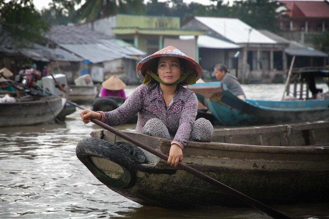 Woman paddling on boat from Vince Gx on Unsplash Bệnh gút ngày càng tăng