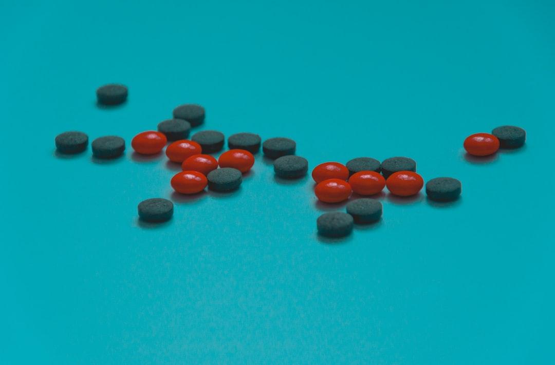 Red and brown round medication pill from Christine Sandu on Unsplash Bài thuốc thường dùng chữa đau đầu