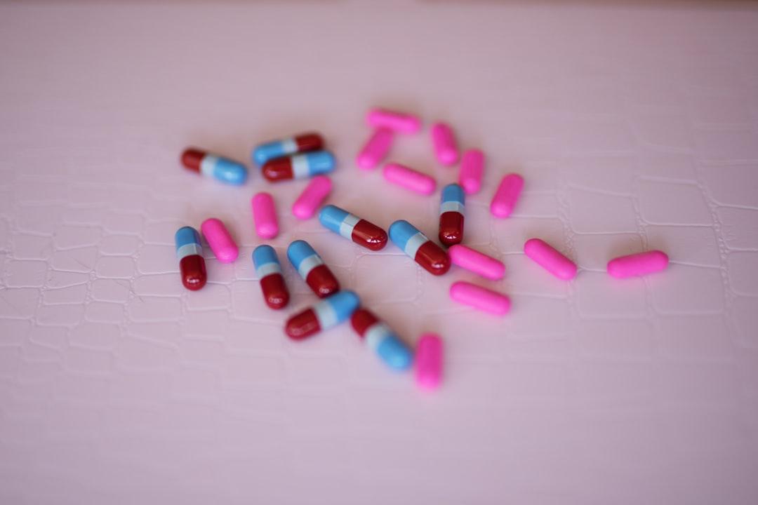 capsules on white panel Quan hệ của Ngũ Hành