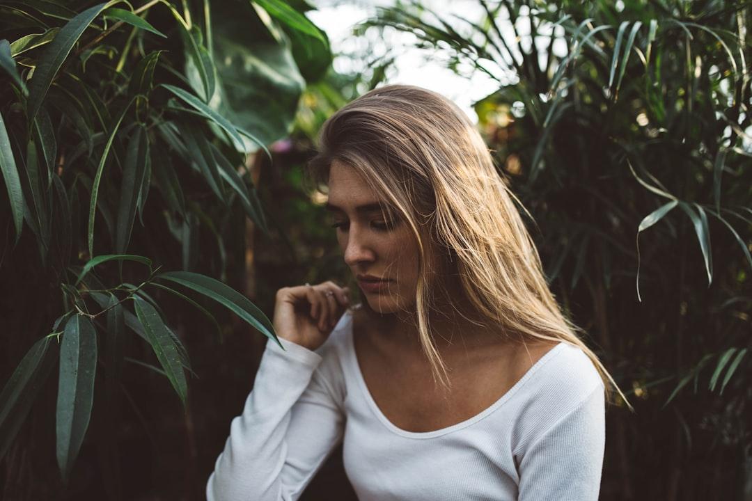 Woman near green leafed plants from Brooke Cagle on Unsplash Trẻ 3 - 4 tuổi đã biết... thủ dâm