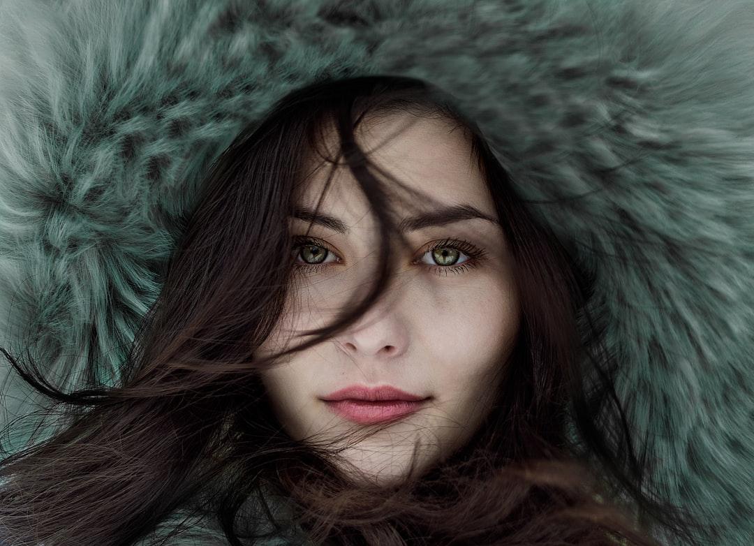 Woman wearing fur hoodie from Alexandru Zdrobău on Unsplash Nhật Bản: Hơn 36.000 người trên 100 tuổi