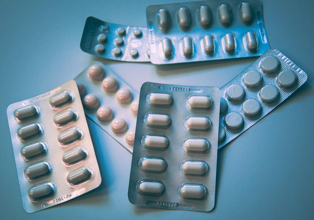 white and blue medication pill blister pack Kinh Lạc Chẩn