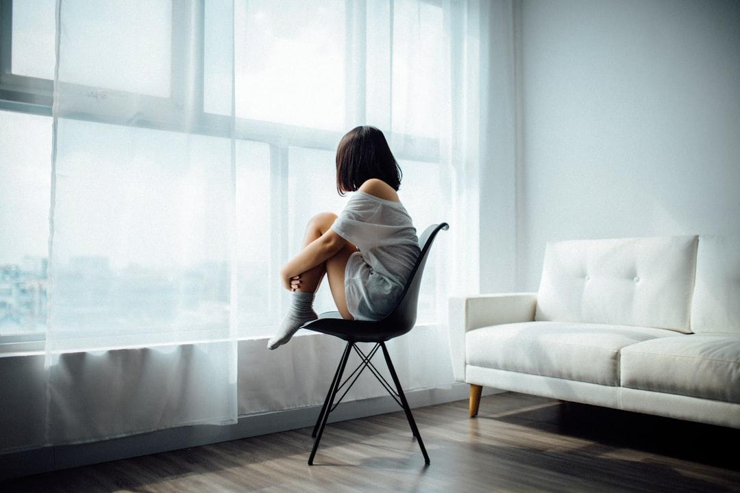 Woman sitting on black chair in front of glass-panel window with white curtains from Anthony Tran on Unsplash Thuốc chống béo phì có thể gây bệnh về thần kinh