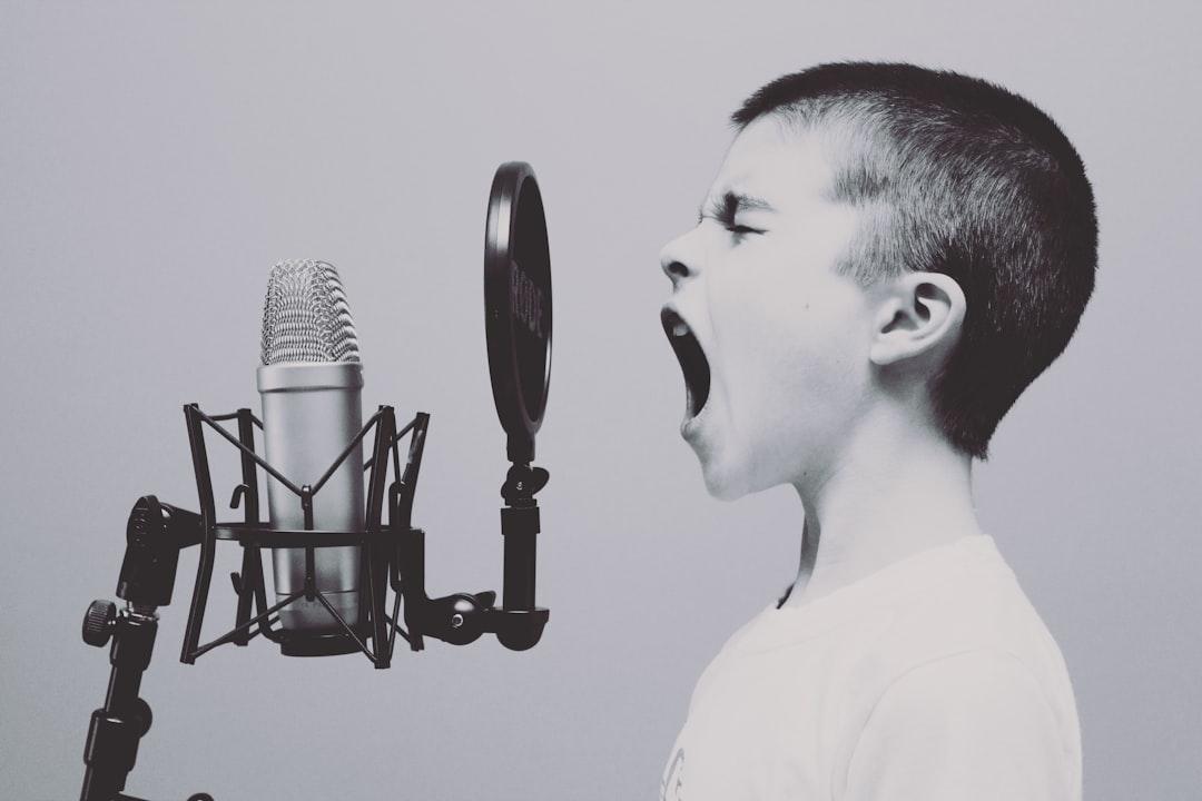 Boy singing on microphone with pop filter from Jason Rosewell on Unsplash Nghe nhạc giúp tim khỏe hơn
