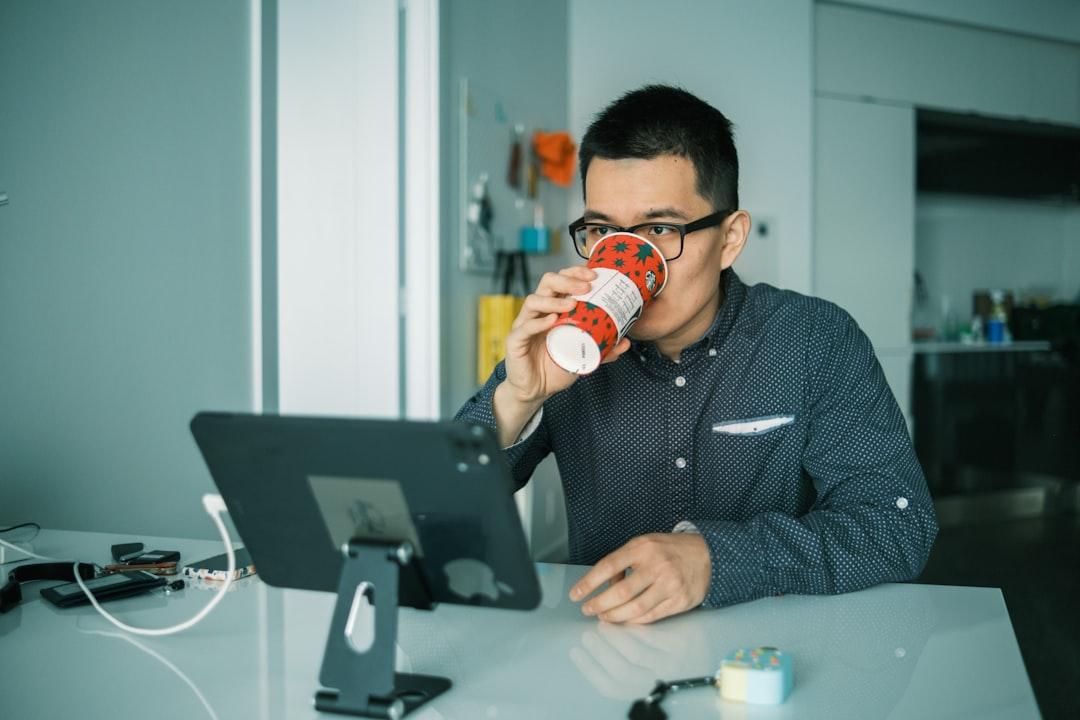 Man in black and white checkered dress shirt drinking from brown and white ceramic mug from Steve Ding on Unsplash Hy vọng làm cha cho người không có con giống