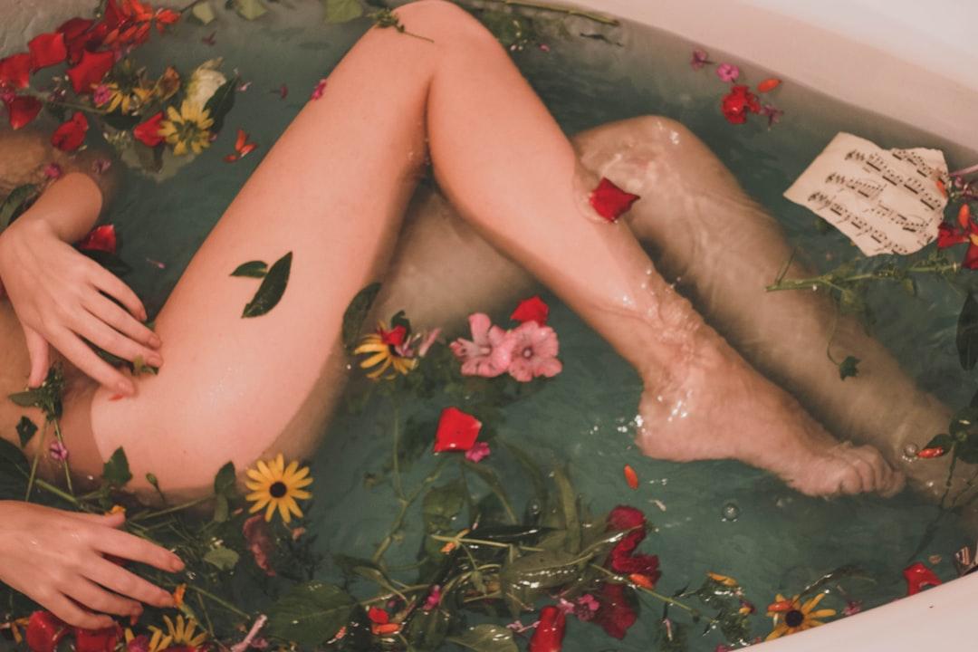 Bathtub with water and flowers from Hanna Postova on Unsplash Hút thuốc lá gây tổn hại cho xương