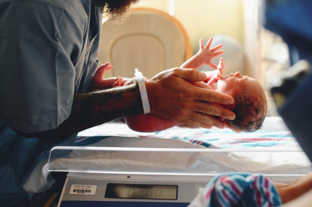Person wearing gray shirt putting baby on scale from Christian Bowen on Unsplash Lực hấp dẫn của thuốc tránh thai