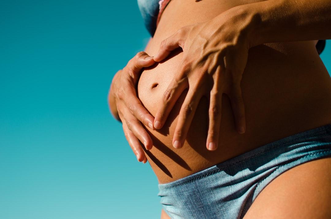 Closeup photography of pregnant woman wearing blue panty from Ignacio Campo on Unsplash Chuyện "yêu" cho bà bầu