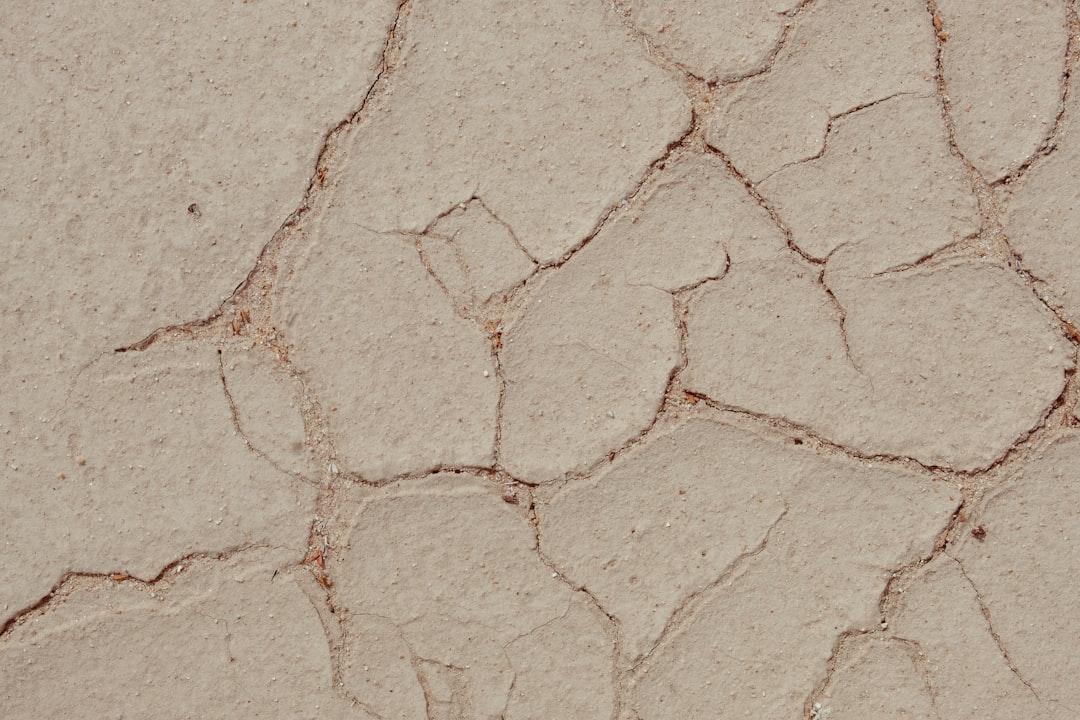 a close up of a cracked concrete surface Trụy mạch cấp do mất nước, mất muối