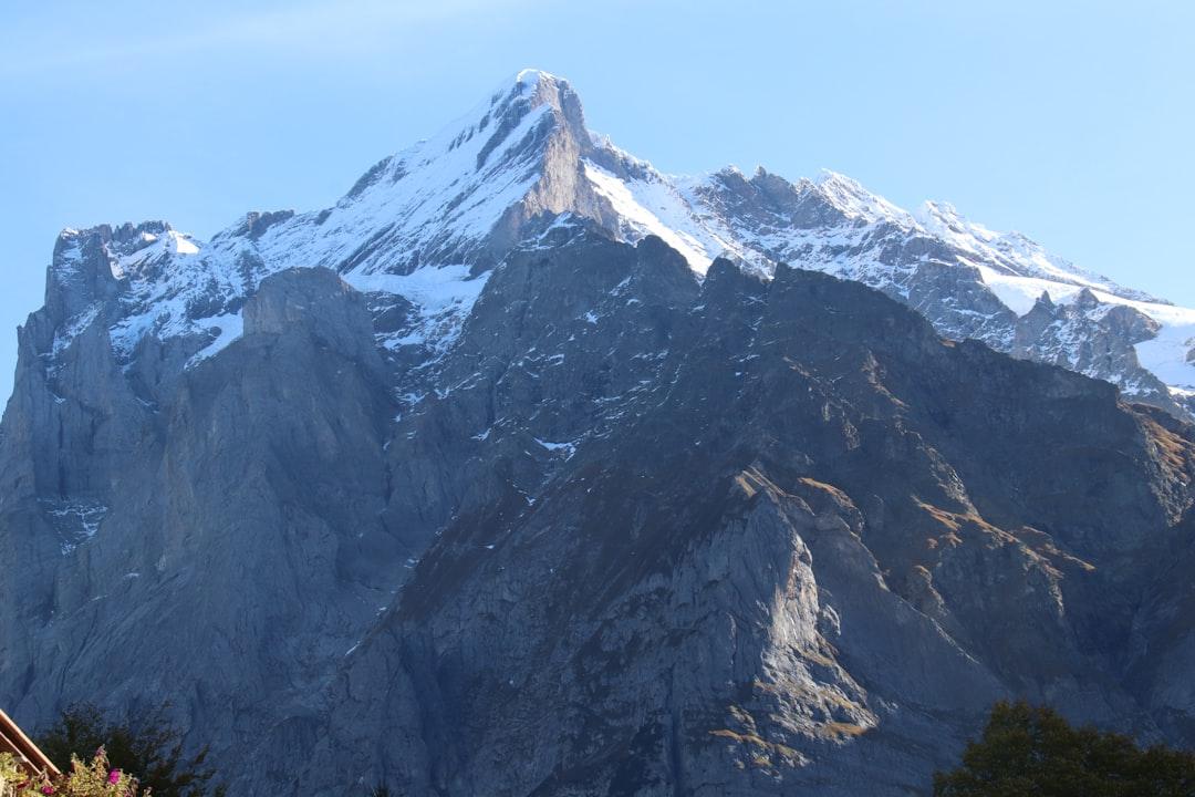 a mountain with snow Cầm máu vết thương