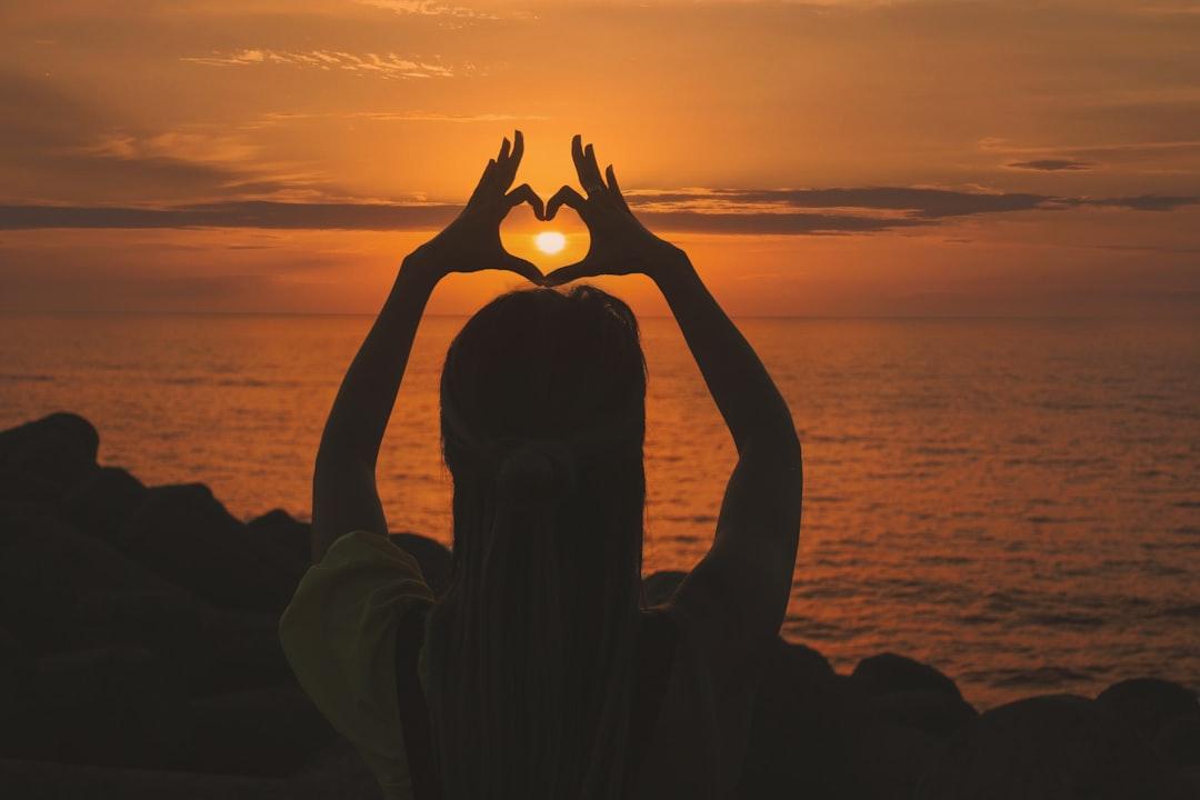 Silhouette of woman doing heart sign during sunset from Aziz Acharki on Unsplash Phẫu thuật dị tật động mạch phổi cho bệnh nhi 2 ngày tuổi