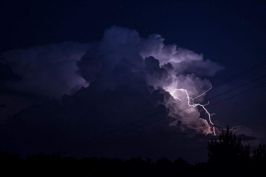 Single cell thunderstorm from NOAA on Unsplash Trẻ nhập viện tăng gấp đôi ngày thường