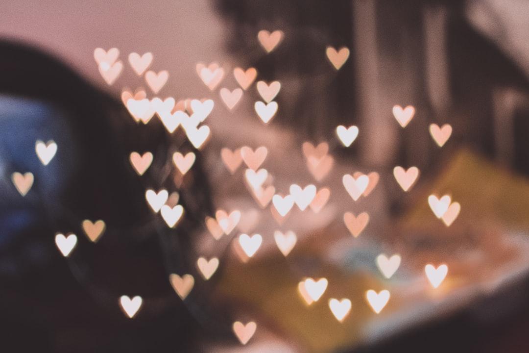 Pink heart lights decors from freestocks on Unsplash 'Thuốc tiên' cho hạnh phúc gia đình