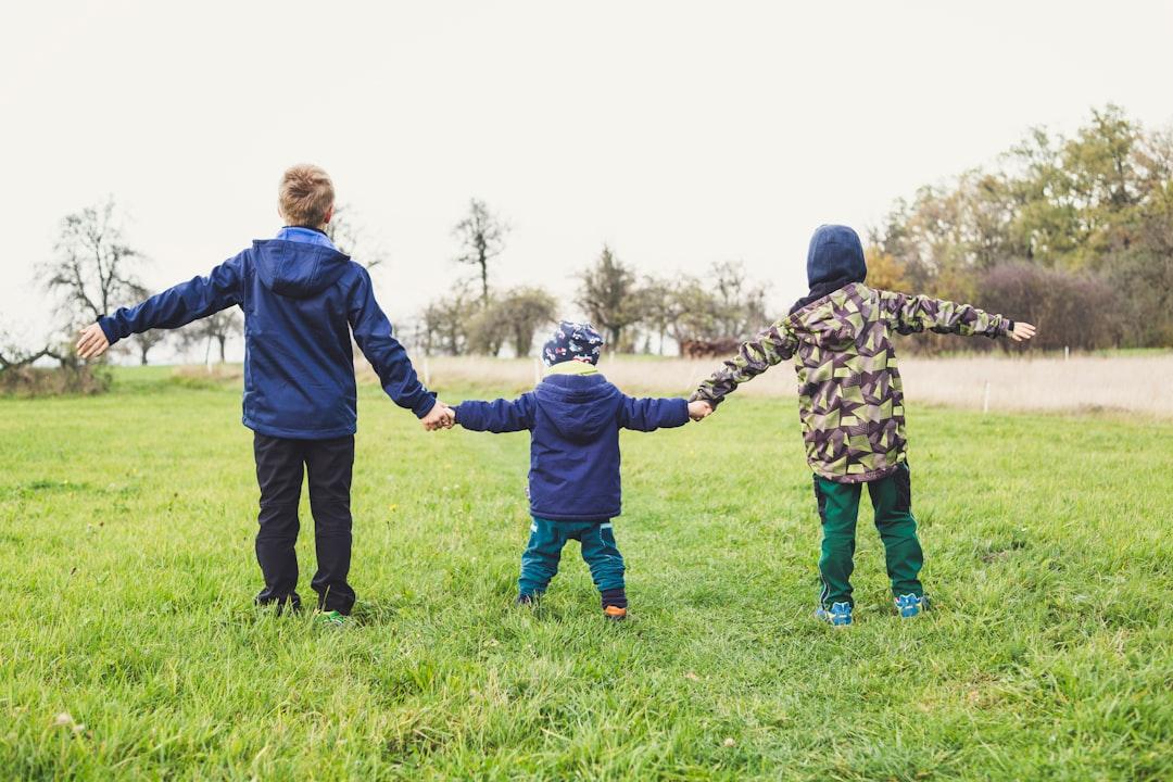Three children holding hands standing on grasses from Markus Spiske on Unsplash Cây đinh dài 3,5cm trong phế quản bé 6 tháng tuổi