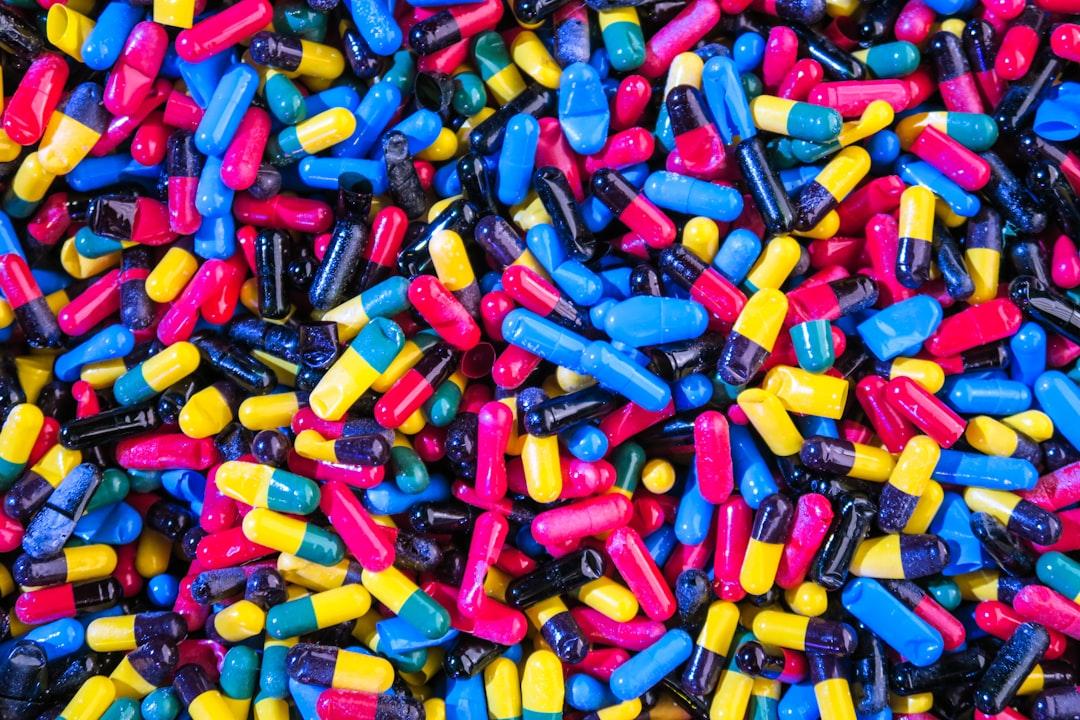 Assorted-color pills from JOSHUA COLEMAN on Unsplash Đề phòng ho khi thay đổi thời tiết