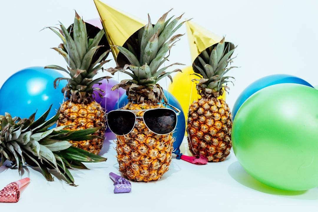 Several pineapples at a party from Pineapple Supply Co. on Unsplash Ngộ độc dứa