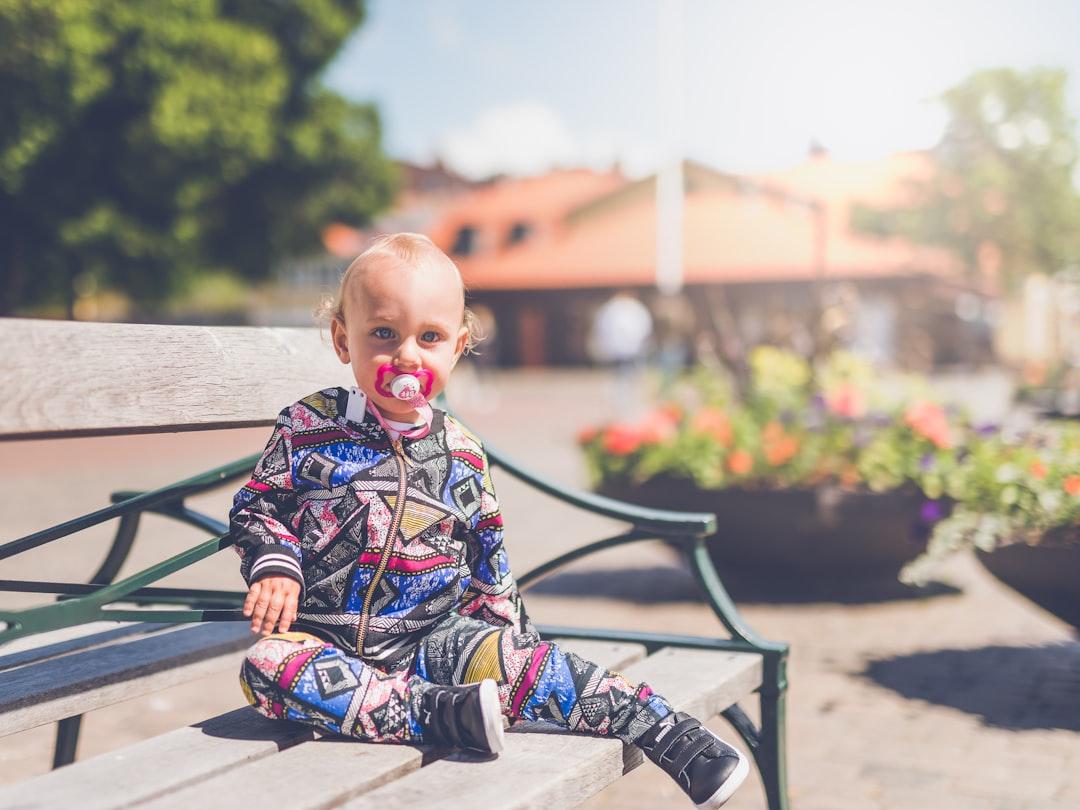 Toddler sitting on wooden bench from 🇸🇮 Janko Ferlič on Unsplash Làm gì khi thân nhân của bạn bị mắc nghẹn ?