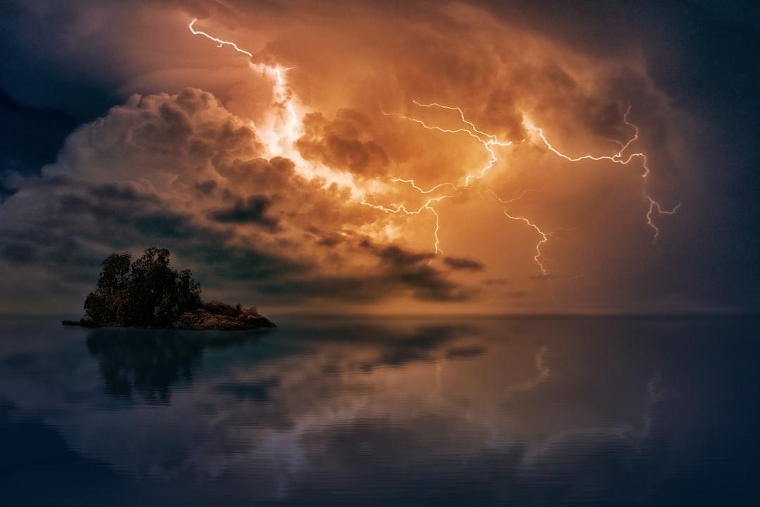 Photo of island and thunder from Johannes Plenio on Unsplash Các thương tổn về điện