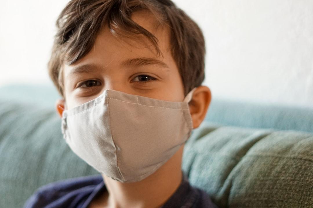 boy in blue crew neck shirt with white face mask Hành động trong trường hợp khẩn cấp