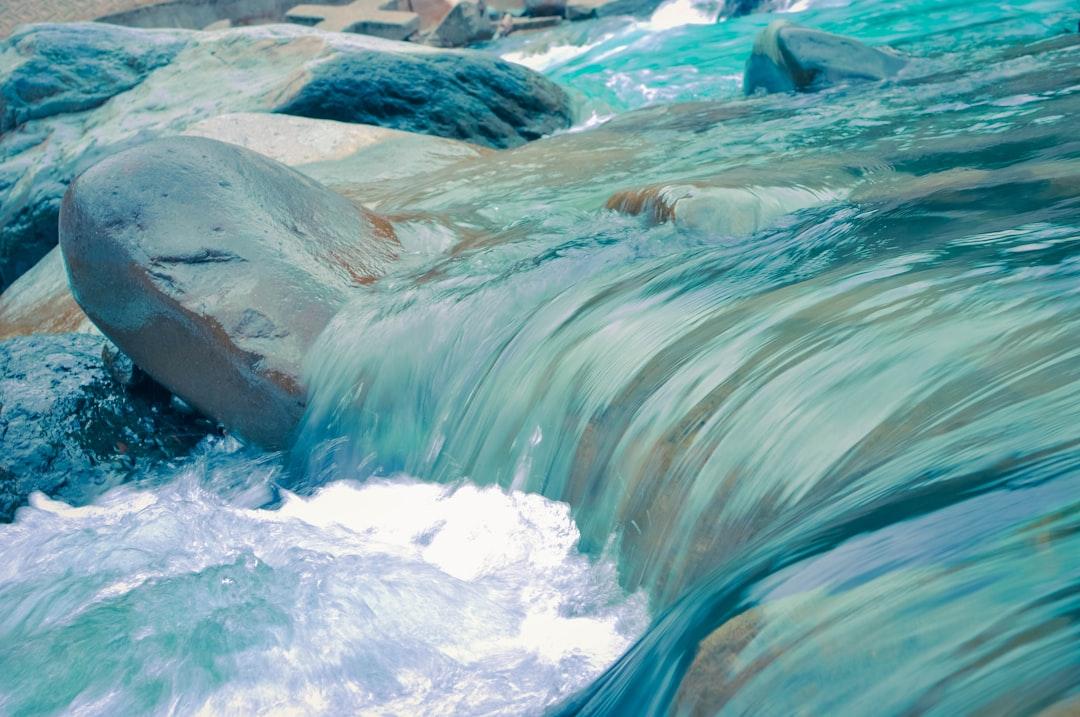 Clear blue running water at daytime from Leo Rivas on Unsplash