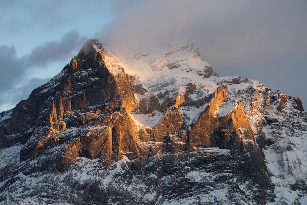 a mountain covered in snow with a sky background Rối loạn hô hấp