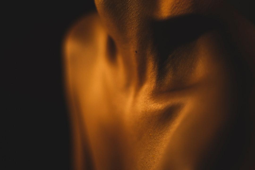a blurry photo of a person's torso Nghẽn khí đạo