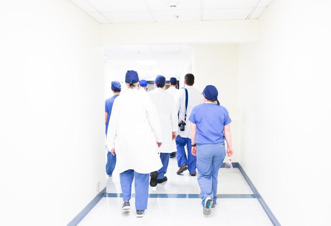 Group of doctors walking on hospital hallway from Luis Melendez on Unsplash Nuốt cóc chữa ung thư - thực, hư?