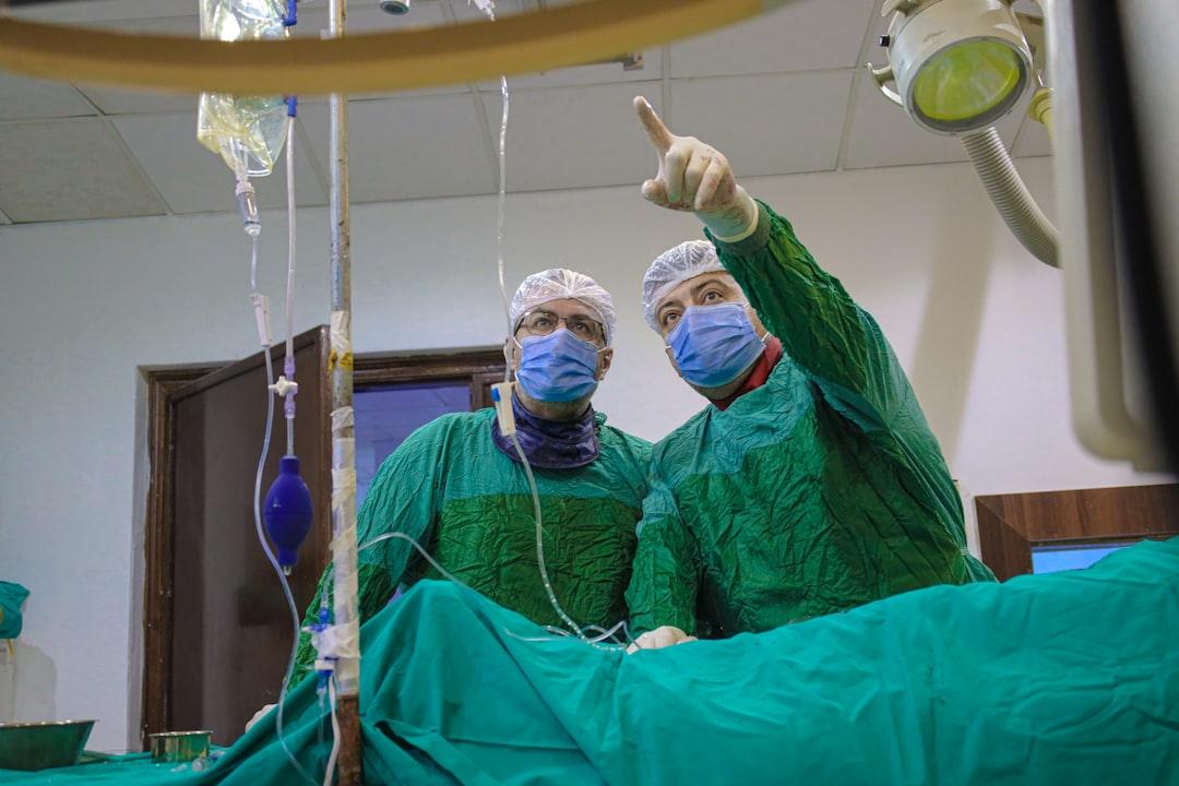 A couple of doctors in scrubs in a room Tim ngừng đập