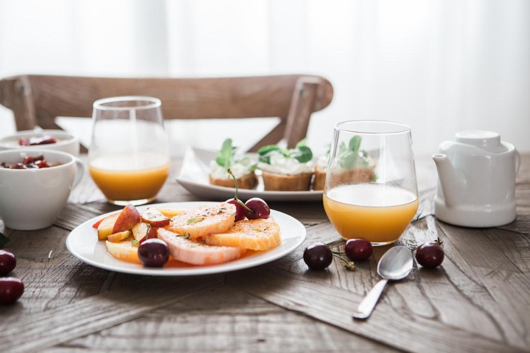 Slice fruits on plate on near glass cups from Brooke Lark on Unsplash Tháng Sáu, gần 500 người ngộ độc