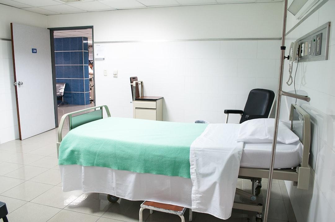 Gray gatch bed in hospital from Martha Dominguez de Gouveia on Unsplash Vì sao bé khóc?