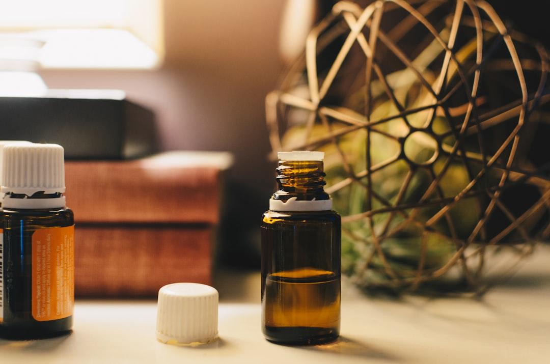 Opened amber glass vial bottle from Kelly Sikkema on Unsplash Cả nước có hơn 9.000 bệnh nhân cúm A/H1N1