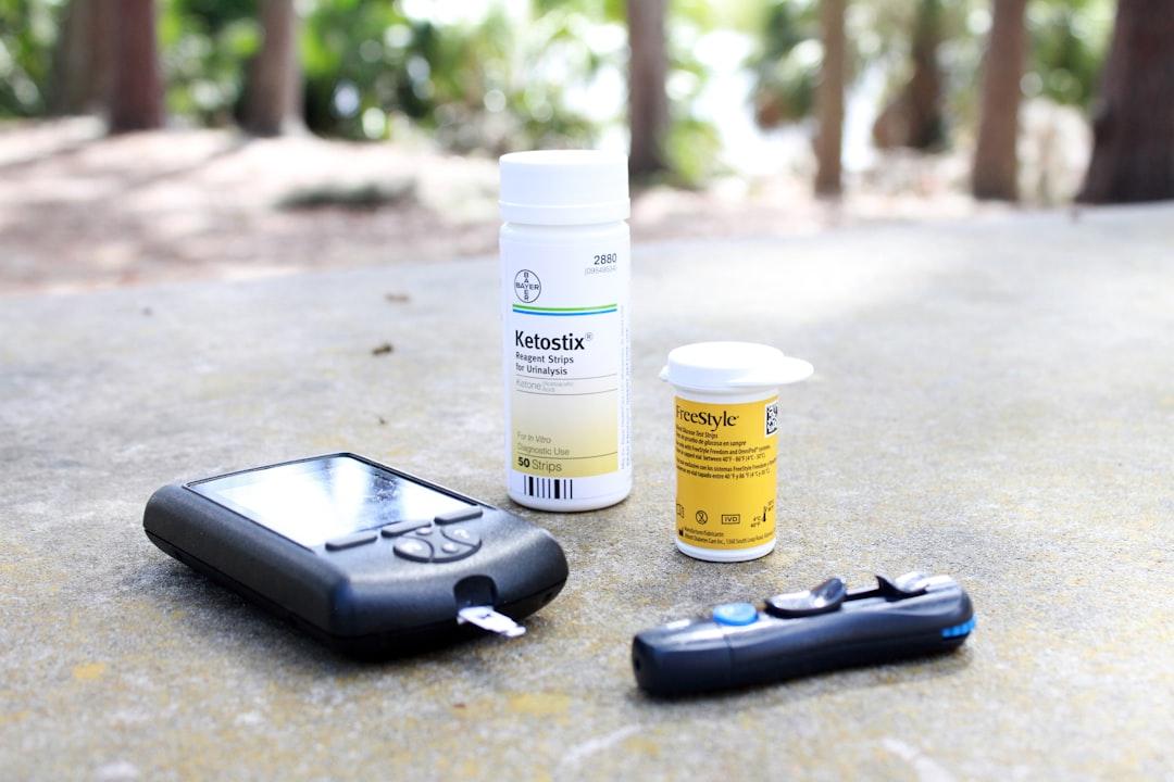 Black smartphone beside white plastic bottle and black smartphone from Mykenzie Johnson on Unsplash Hoang mang vì lan tràn nghi nhiễm cúm