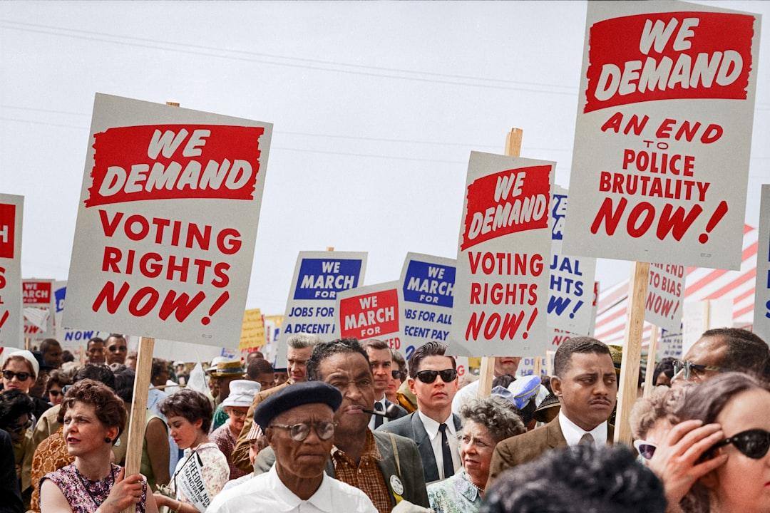 Marchers holding signs demanding the right to vote at the march on washington from Unseen Histories on Unsplash Mỹ: Tiêm vaccine phòng cúm A/H1N1 miễn phí cho dân