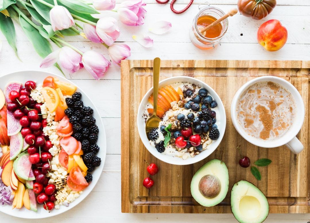 Black and red cherries on white bowl from Brooke Lark on Unsplash Tức giận khi mang thai, con dễ mắc bệnh tim