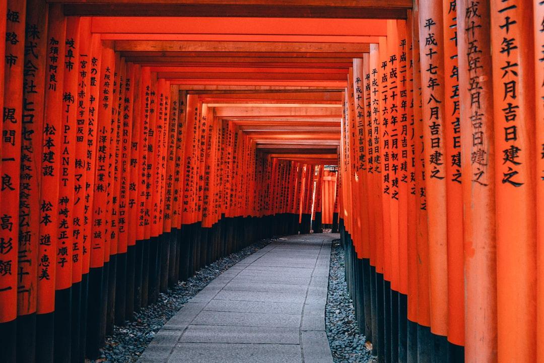 Gray pathway between red and black wooden pillar from Lin Mei on Unsplash Nhật Bản tiêm phòng cúm A/H1N1 trên diện rộng