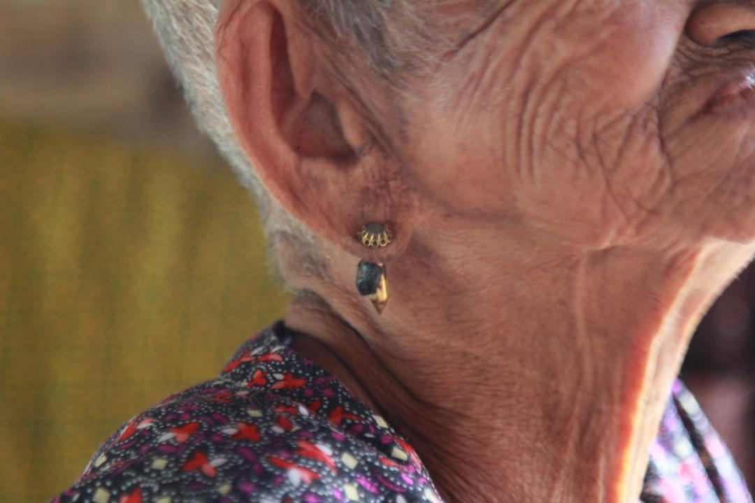 woman wearing red and purple floral top Đầu - Tai