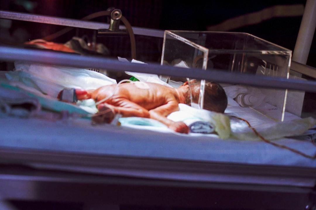 Baby on incubator from Hush Naidoo Jade Photography on Unsplash Dân nhiều tỉnh hiến máu cứu một bệnh nhân máu hiếm