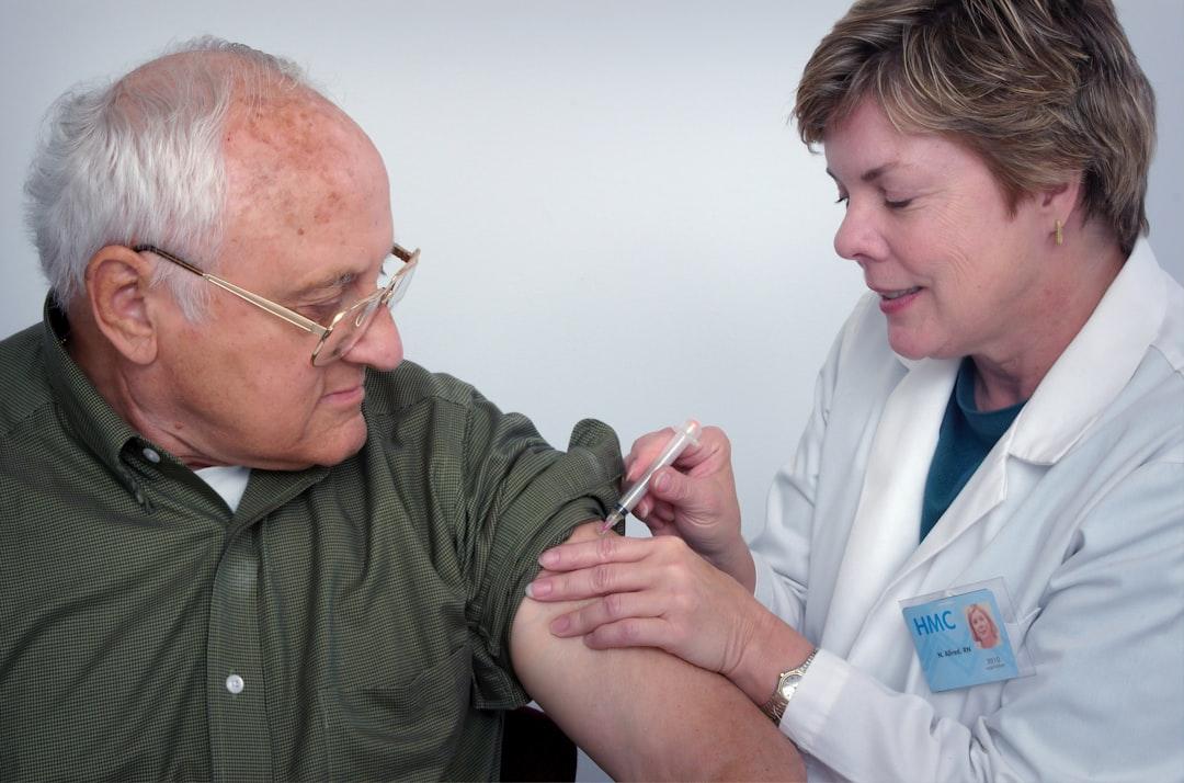 Woman injecting syringe on mans arm from CDC on Unsplash Nguy cơ tử vong do cúm A/H1N1 tăng