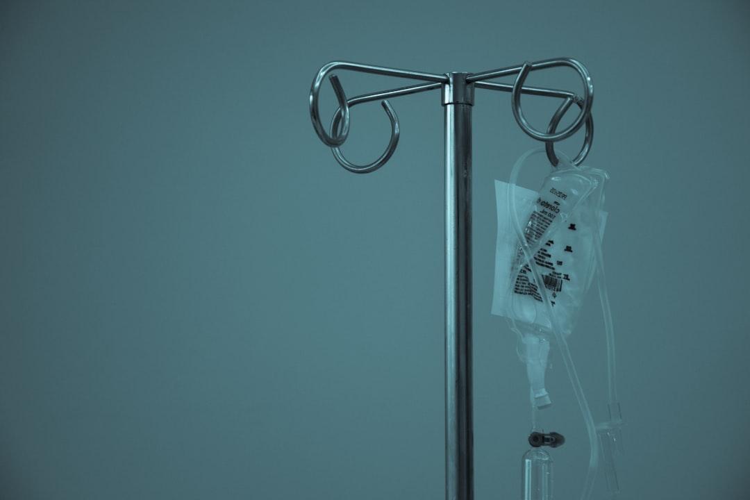 Dextrose hanging on stainless steel iv stand from Marcelo Leal on Unsplash Cha buồn con cũng chẳng vui