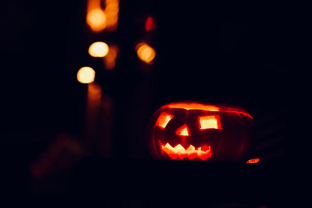 Jack o lantern with light from Miguel Teirlinck on Unsplash Tám điều cần tránh khi bầu bí