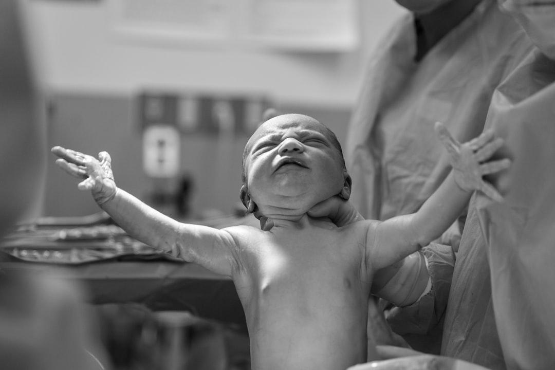 Grayscale photography of a new born baby from Alex Hockett on Unsplash 5 sự cố khi sinh con