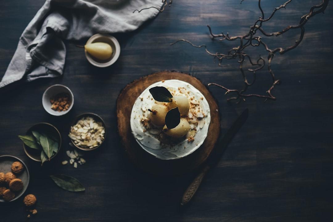 White and brown dish on brown plate from Annie Spratt on Unsplash Cách nhận biết chất lượng thực phẩm đông lạnh
