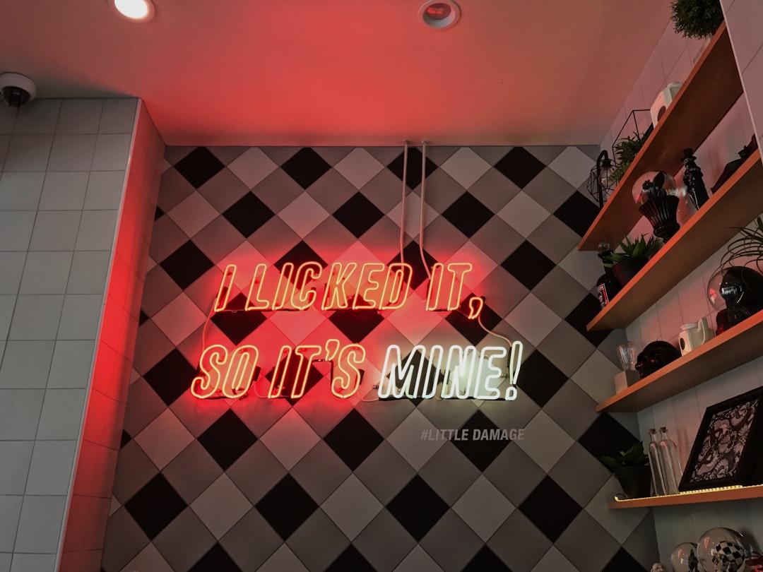 Brown wooden shelf from Ioana Cristiana on Unsplash Tập hãm phanh