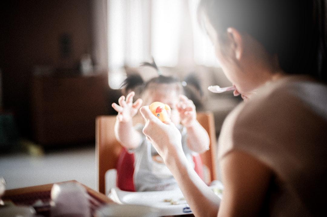 Selective focus photography of woman feeding baby from Tanaphong Toochinda on Unsplash Một bé trai ở Cần Thơ có 23 ngón tay, chân