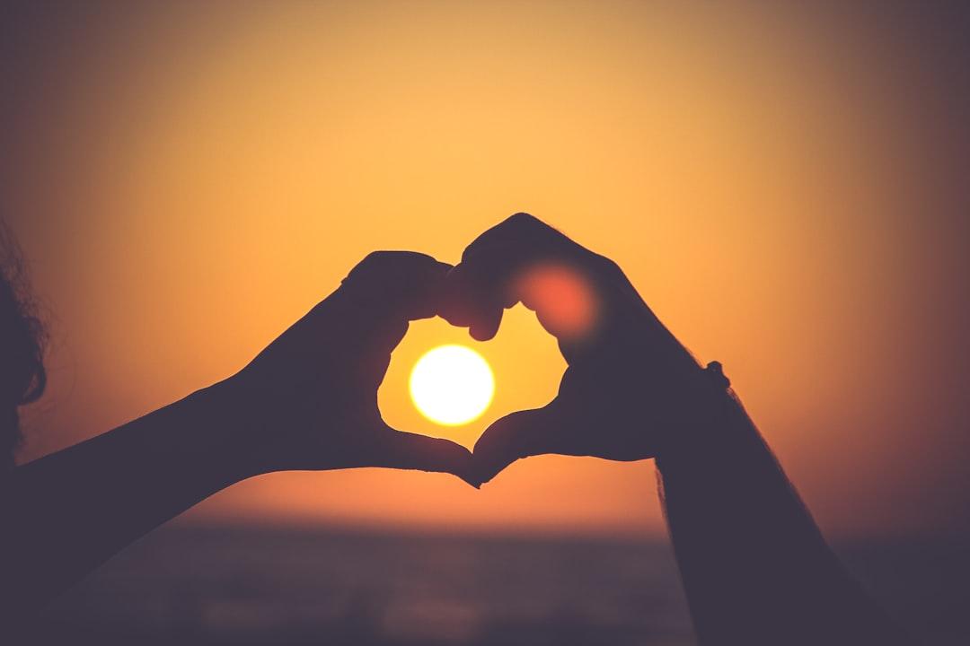 Silhouette of person's hands forming heart from Mayur Gala on Unsplash 5 điều cần tránh sau 'giã tiệc'